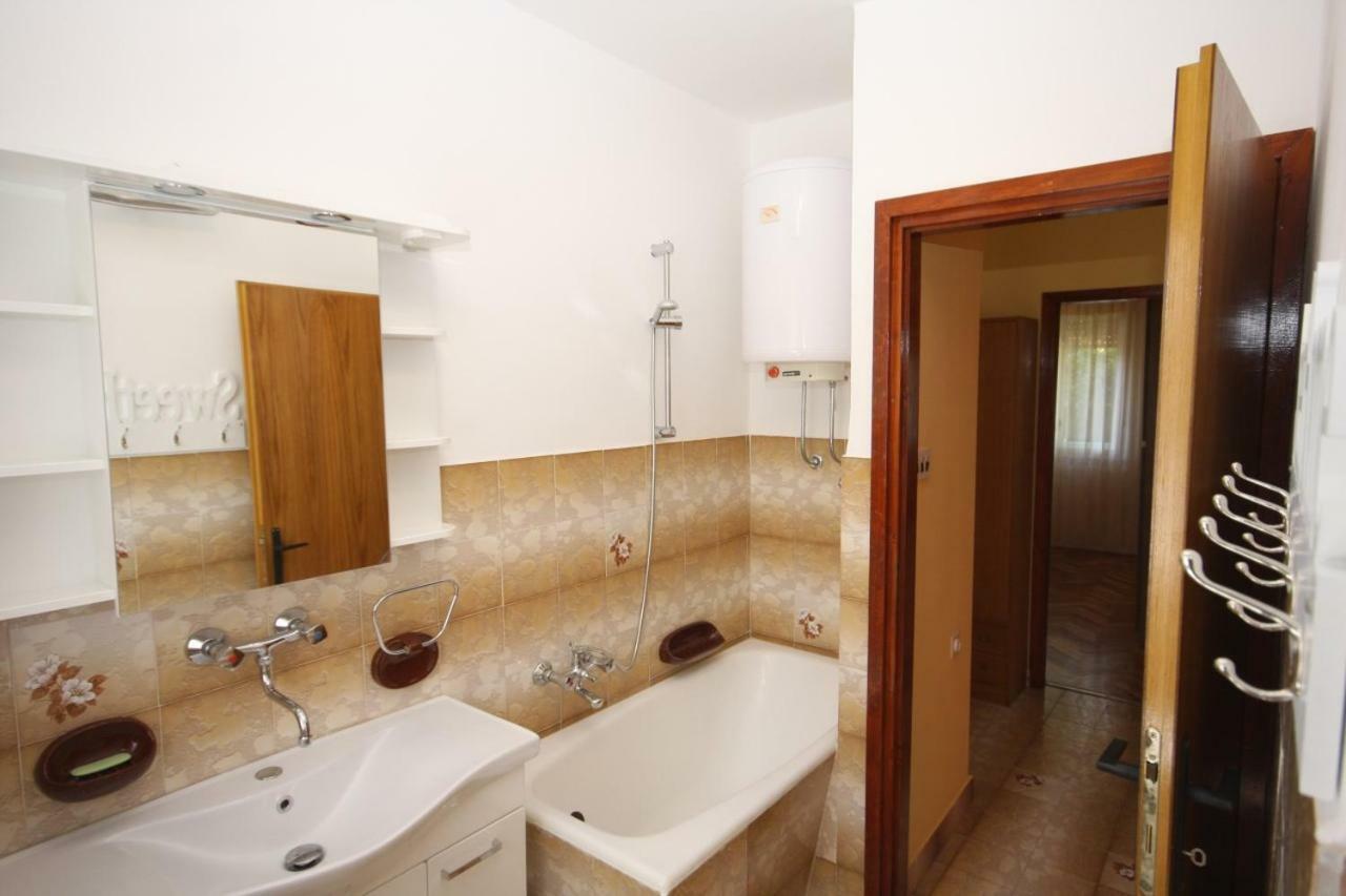 Two Bedroom Apartment, Nice Neighborhood, Free Parking, Wifi Пула Екстериор снимка