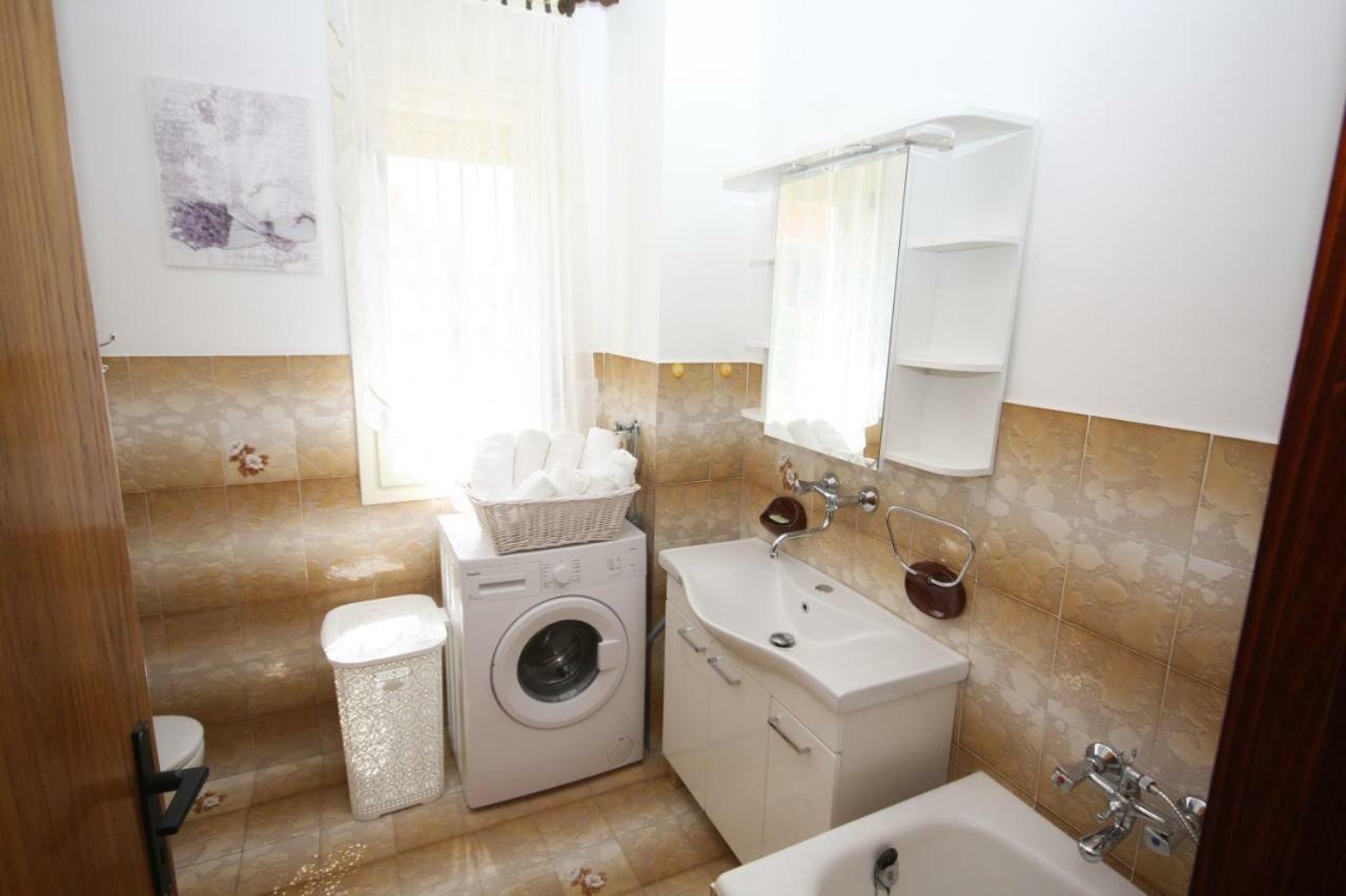 Two Bedroom Apartment, Nice Neighborhood, Free Parking, Wifi Пула Екстериор снимка