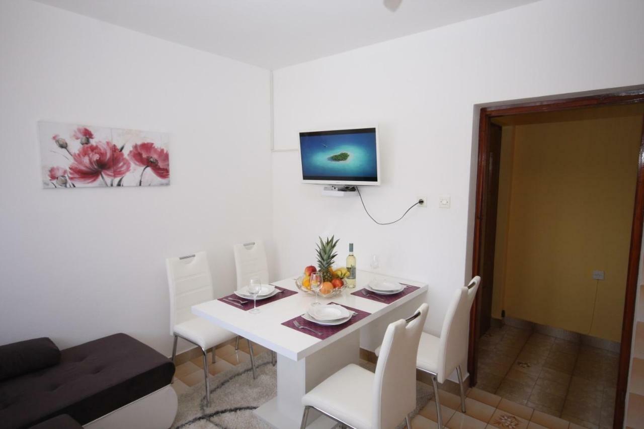 Two Bedroom Apartment, Nice Neighborhood, Free Parking, Wifi Пула Екстериор снимка