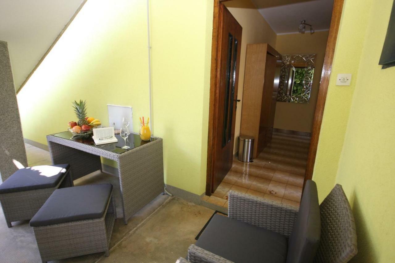 Two Bedroom Apartment, Nice Neighborhood, Free Parking, Wifi Пула Екстериор снимка