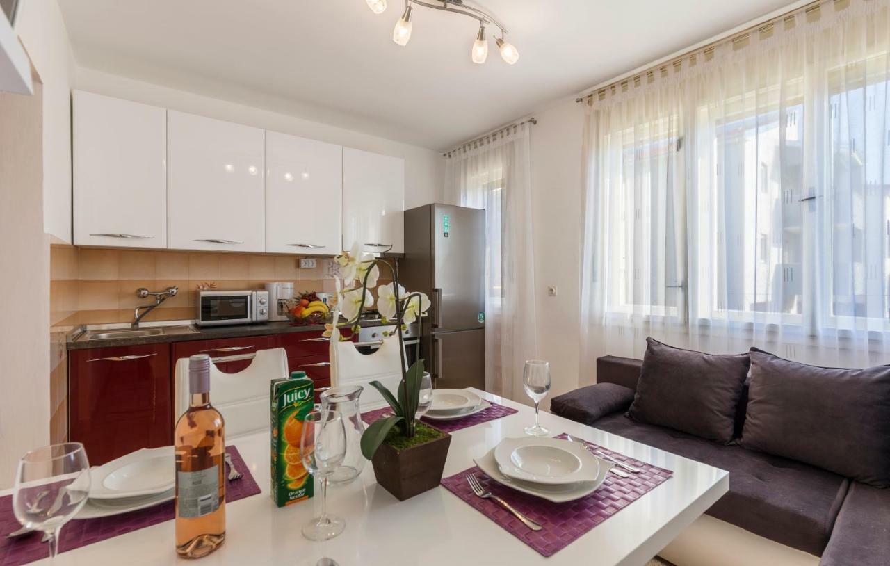 Two Bedroom Apartment, Nice Neighborhood, Free Parking, Wifi Пула Екстериор снимка