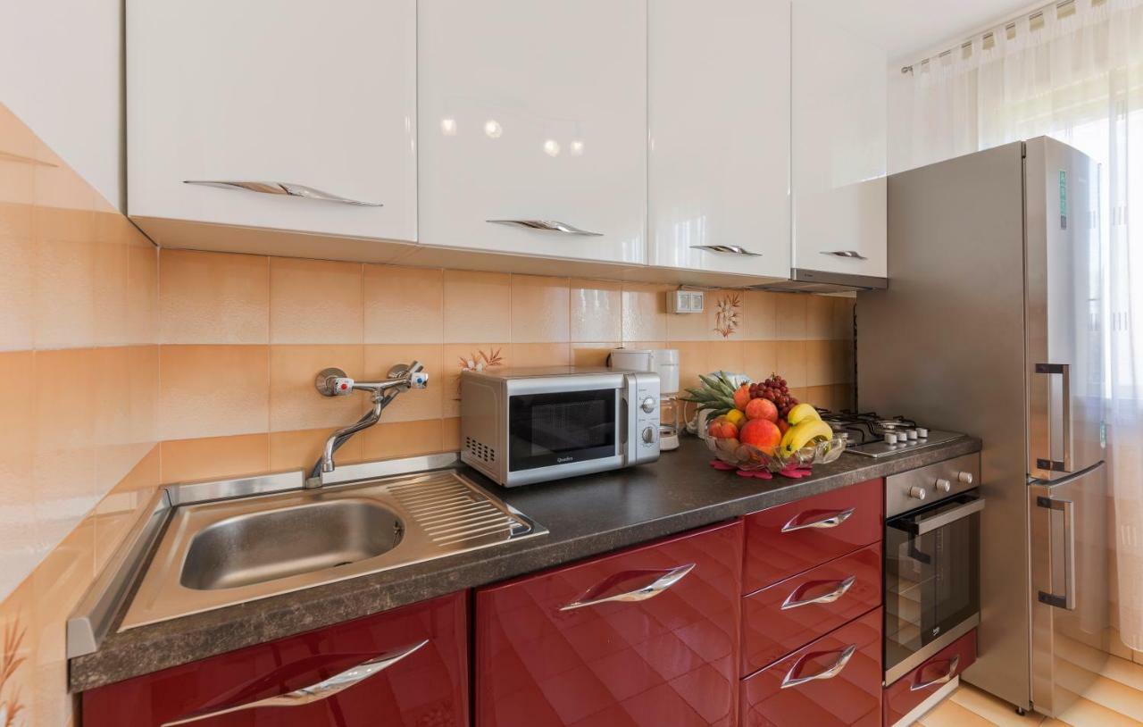 Two Bedroom Apartment, Nice Neighborhood, Free Parking, Wifi Пула Екстериор снимка