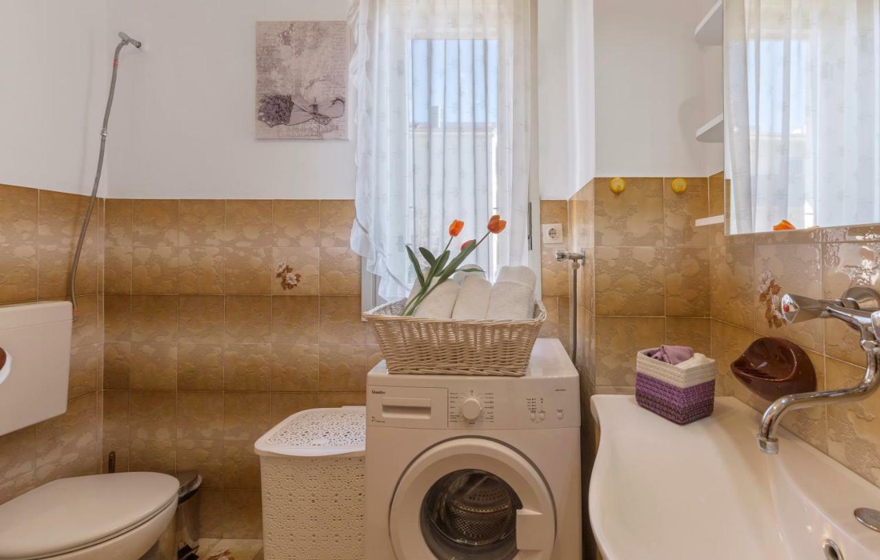 Two Bedroom Apartment, Nice Neighborhood, Free Parking, Wifi Пула Екстериор снимка